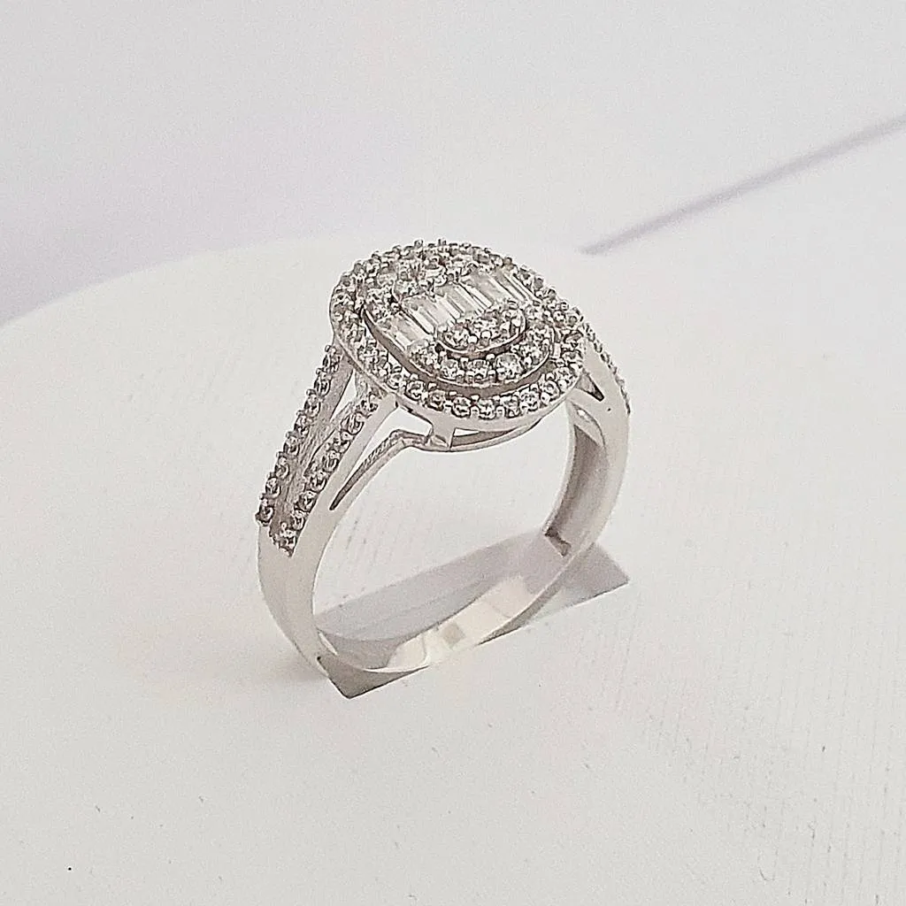 14 Ayar Beyaz Altın Oval Form Baget Yüzük TK05221