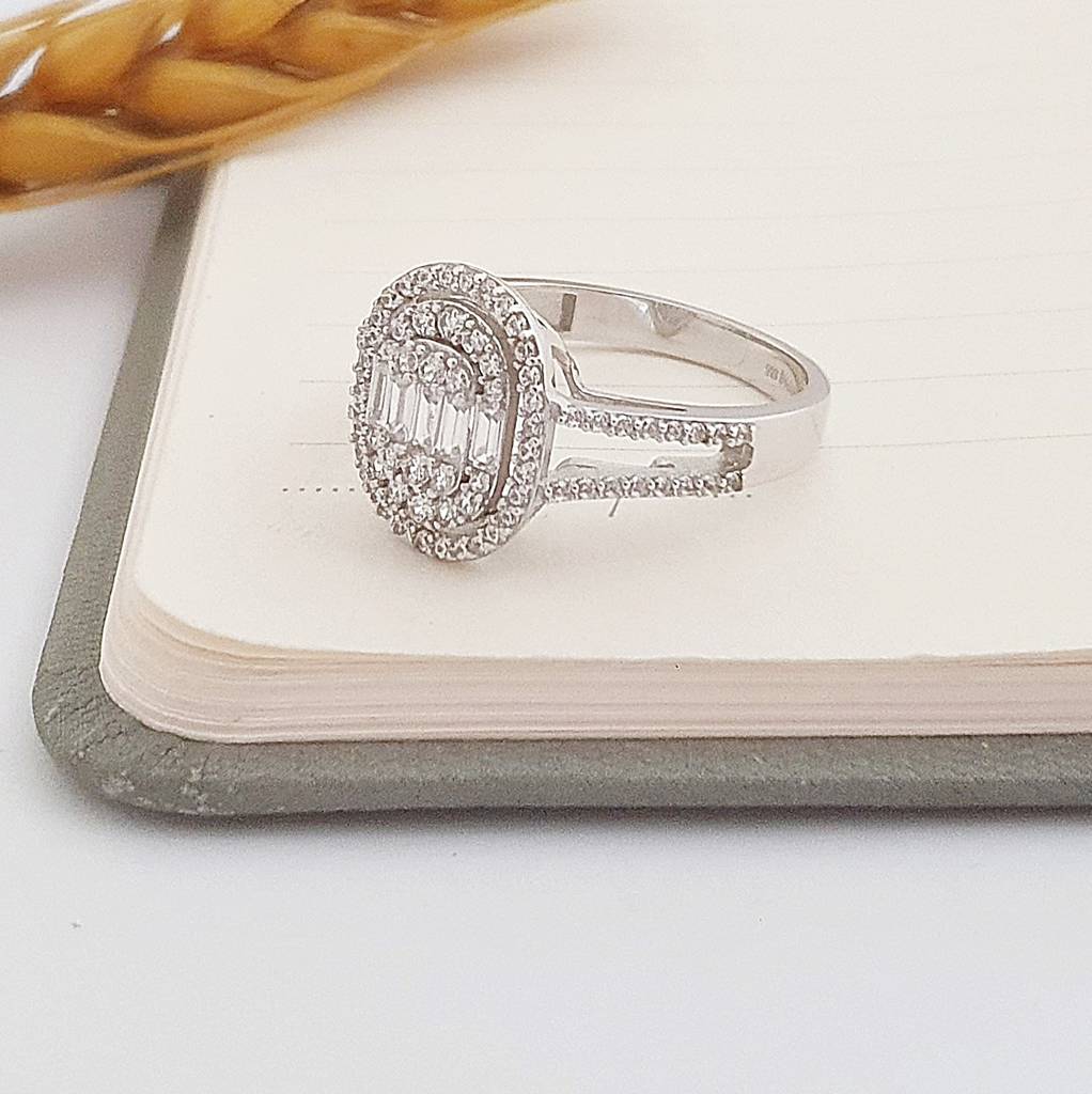 14 Ayar Beyaz Altın Oval Form Baget Yüzük TK05221