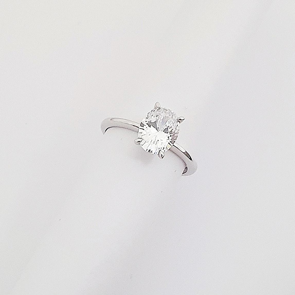 14 Ayar Beyaz Altın Oval Tektaş Yüzük TK05218