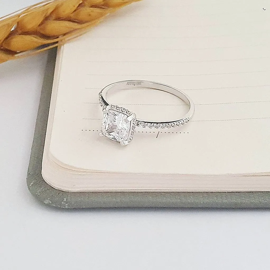 14 Ayar Beyaz Altın Prenses Kesim Tektaş Yüzük TK05227