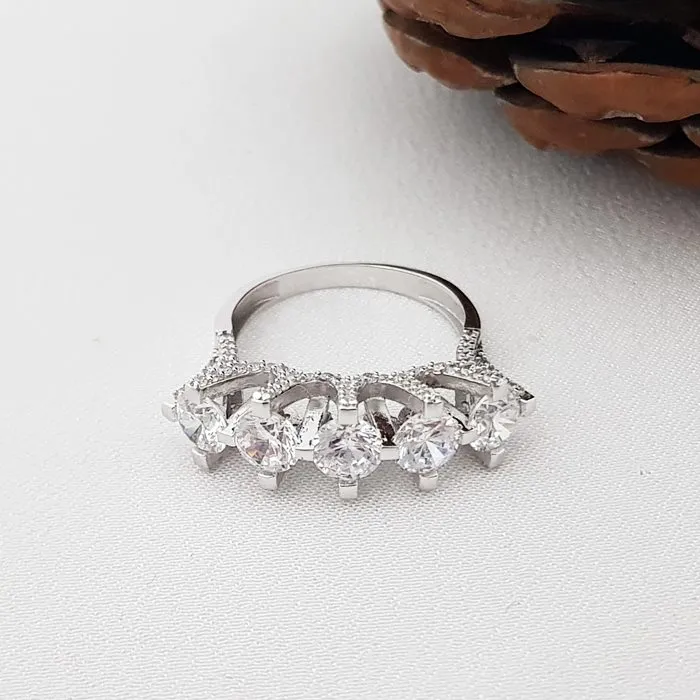 5 Taş Yüzük  Beyaz Altın Swarovski Zirconia TK02744