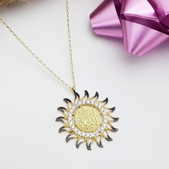 Allah Yazılı Etrafı Taşlarla Çevrili Güneş Altın Kolye