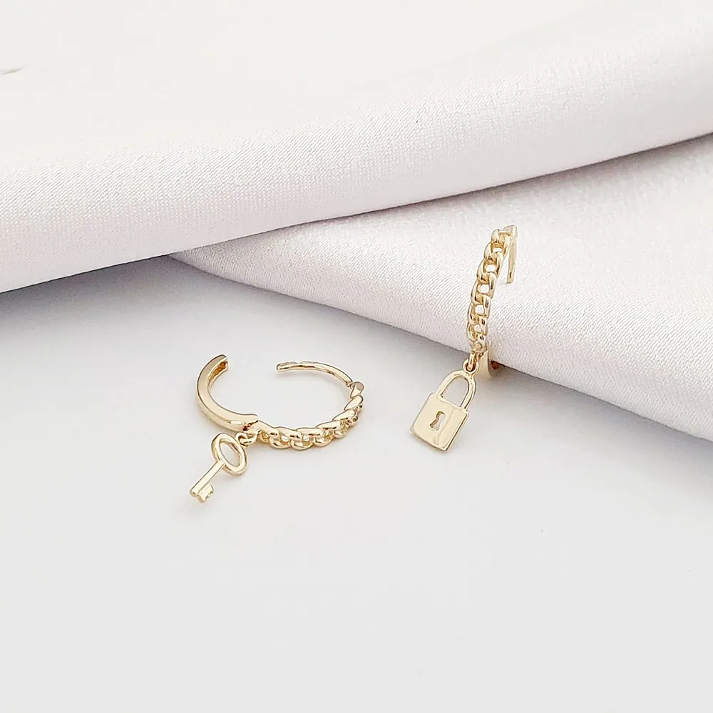 Anahtar Kilit Model Altın Küçük Halka Küpe KP09103