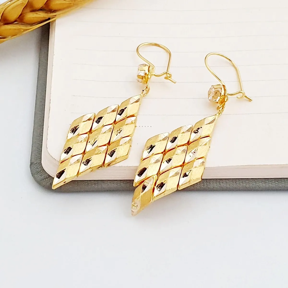 Büyük Baklava Model Sallantılı Altın Küpe KP07772