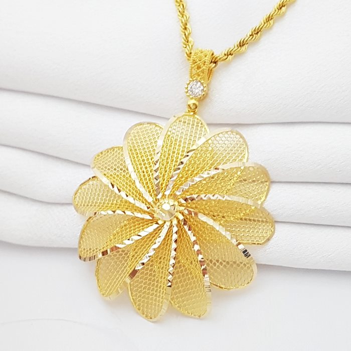 Buyuk Cicekli Uzun Zincirli Madalyon Altin Kolye Kl06785