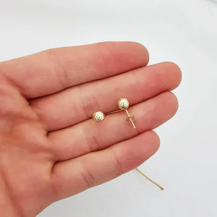 Kalem İşlemeli Altın Top Küpe KP04147