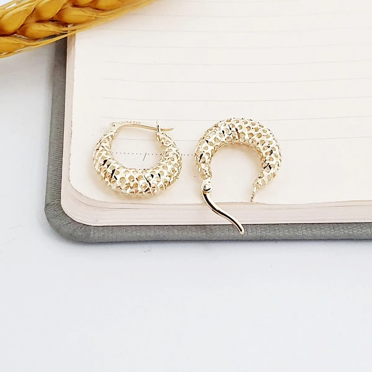 Petek Motif Oval Altın Büyük Halka Küpe KP10415