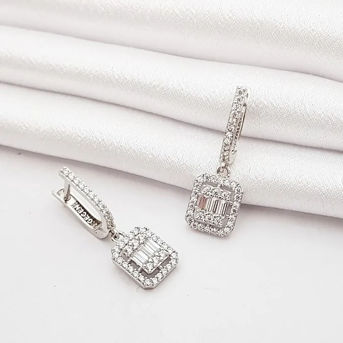 Sallantılı Baget Model Beyaz Altın Küpe KP05835