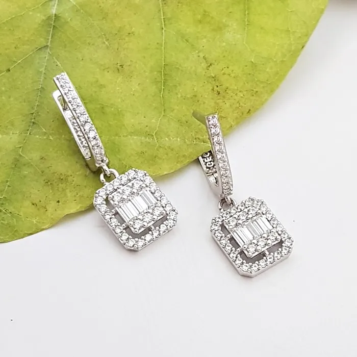 Sallantılı Baget Model Beyaz Altın Küpe KP05835