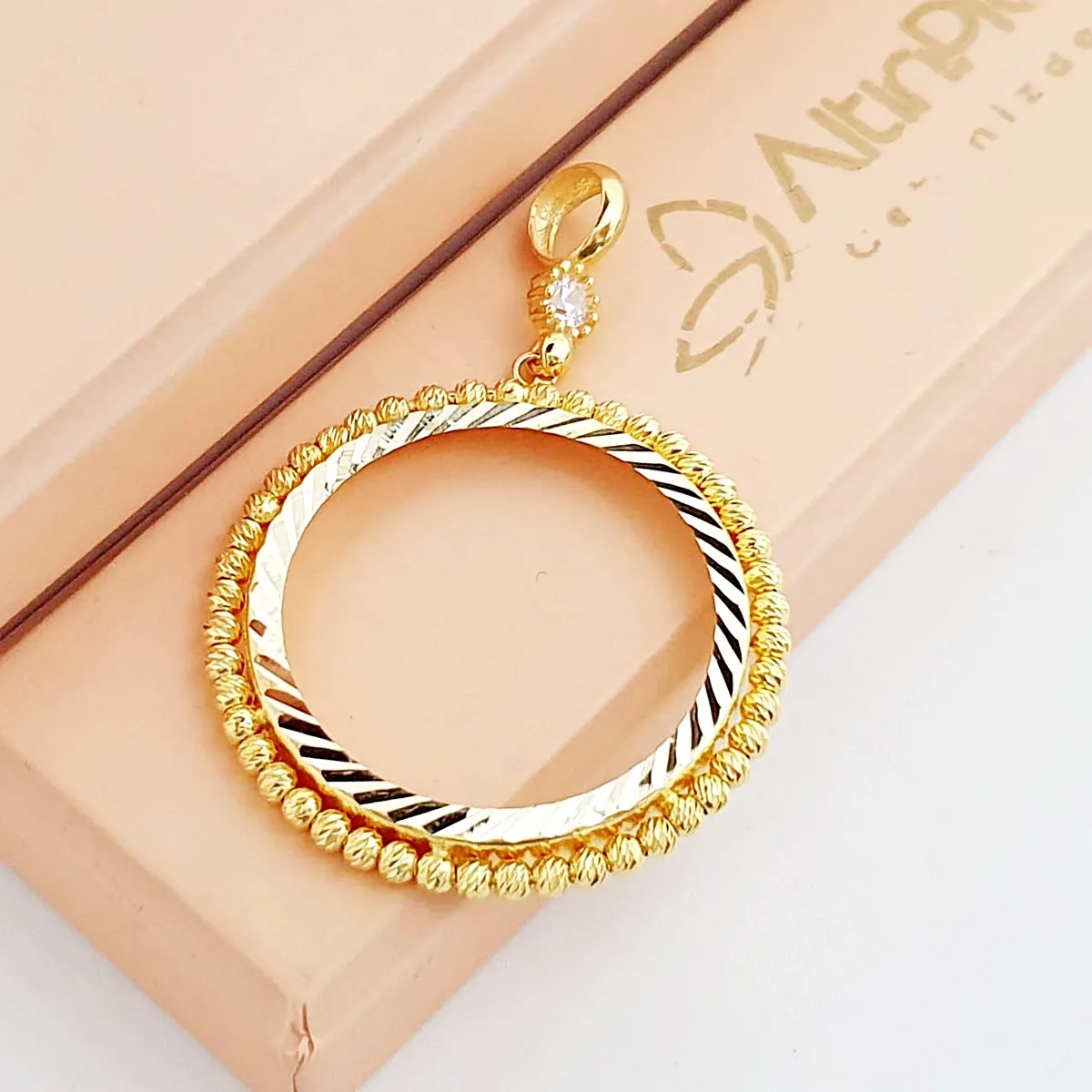 Tam Altın Takılan Dorikalı Çerçeve Kolye KL09970