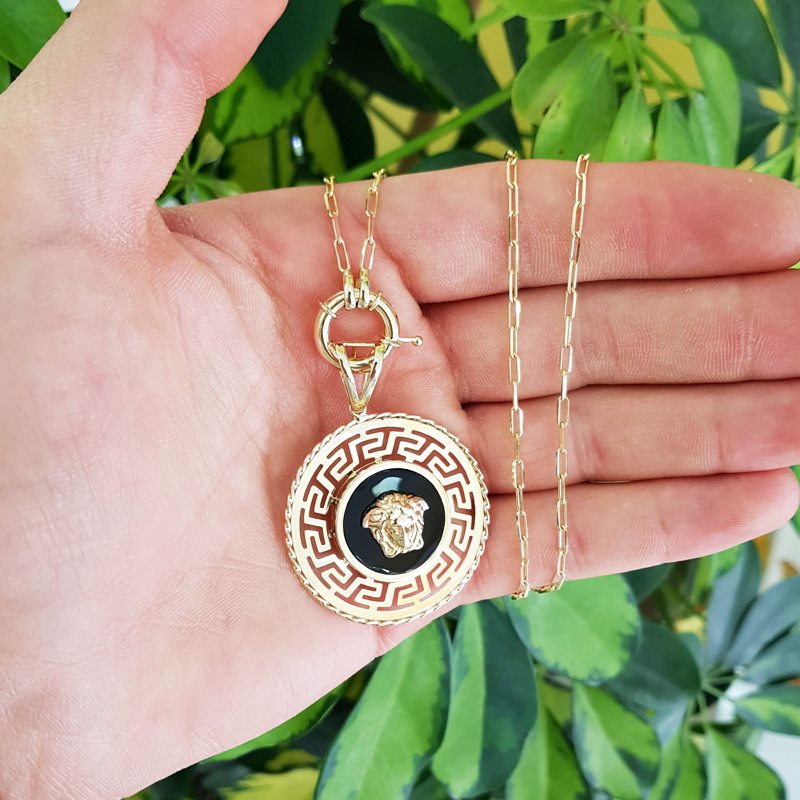 Versace Çerçeveli Aslanlı Madalyon Altın Kolye Ucu KL07110