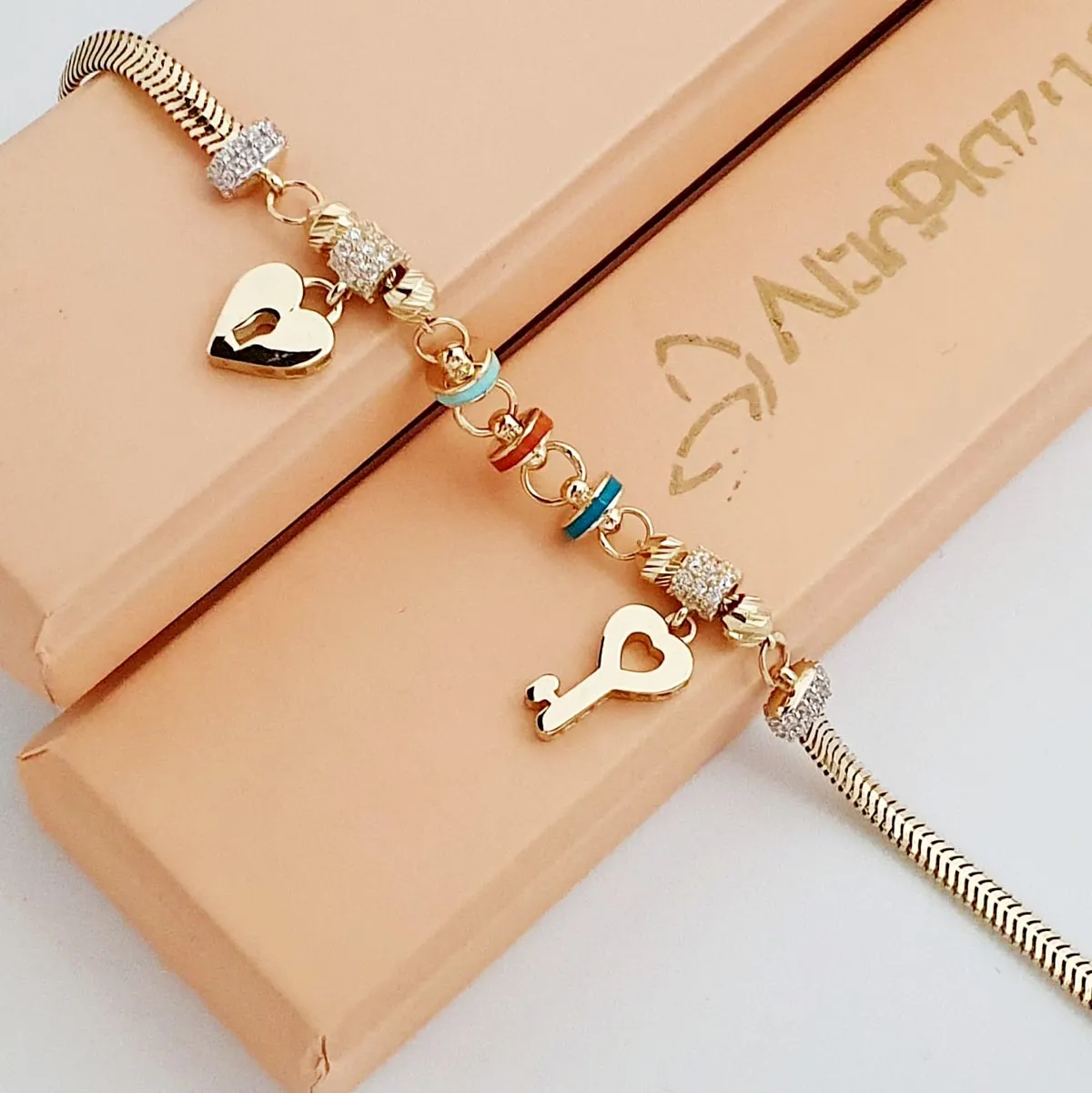 Anahtar & Kilit Balık Sırtı Altın Charm Bileklik KN08695