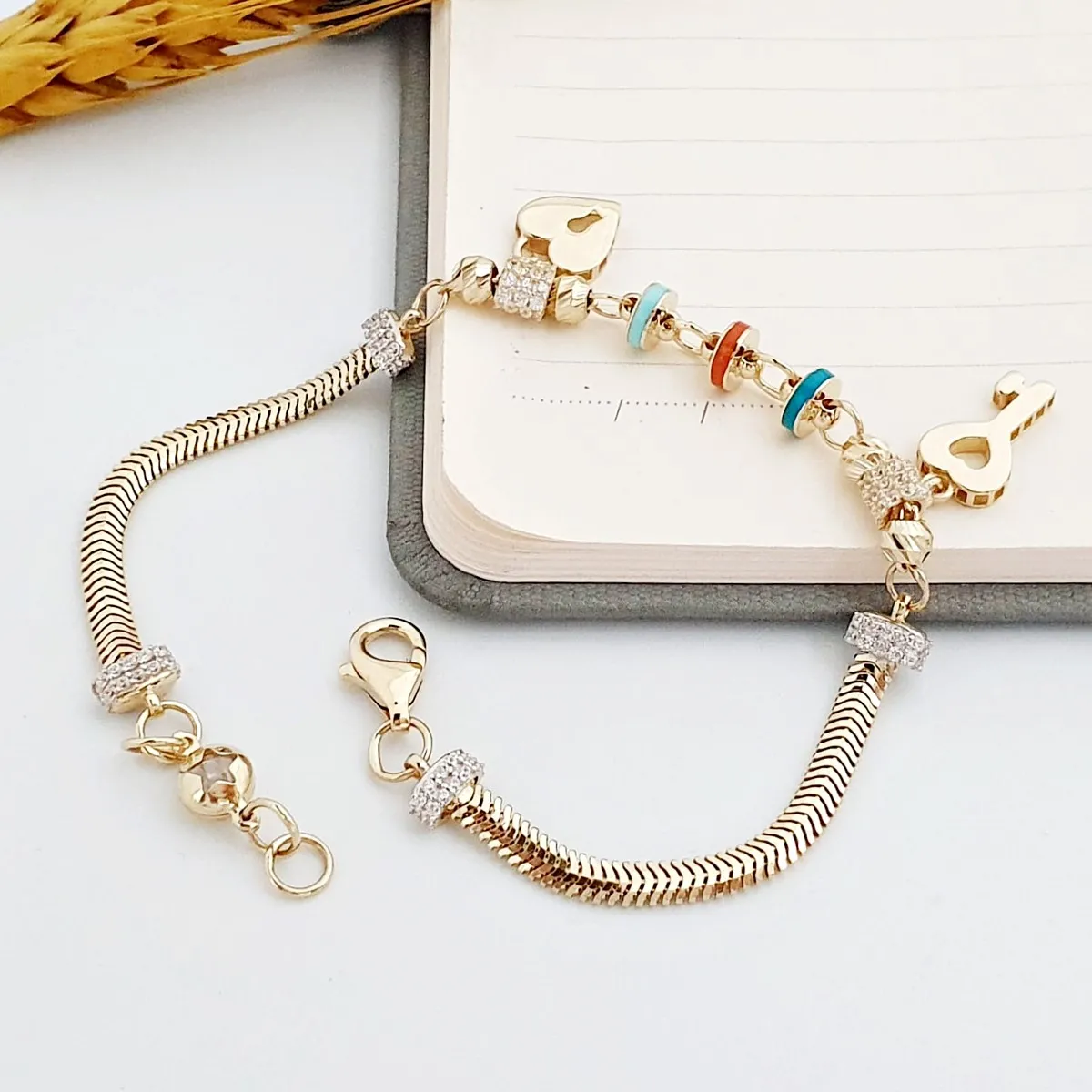 Anahtar & Kilit Balık Sırtı Altın Charm Bileklik KN08695