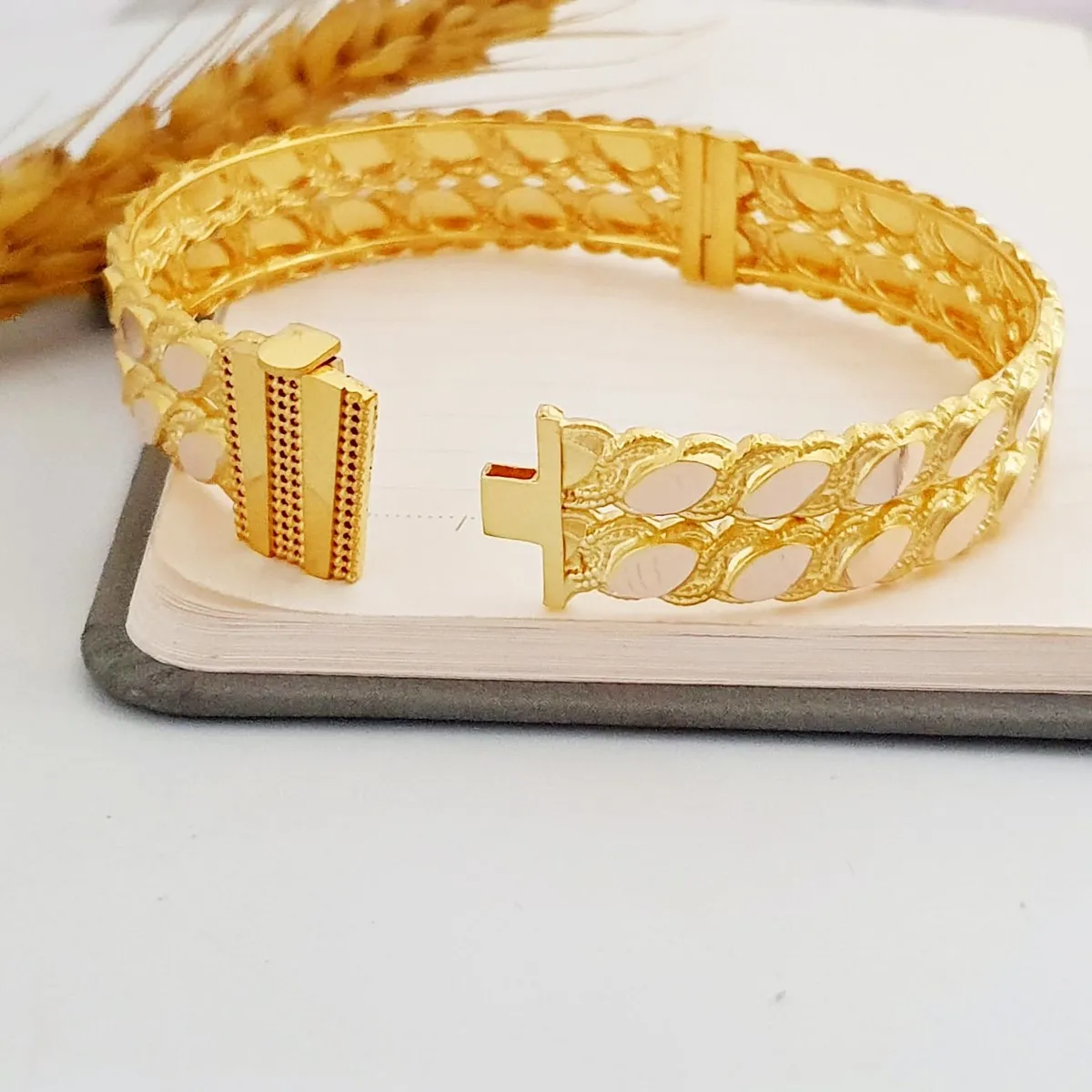 Çift Sıra Arpa Pullu 14 Ayar Kelepçe Bilezik FB06827