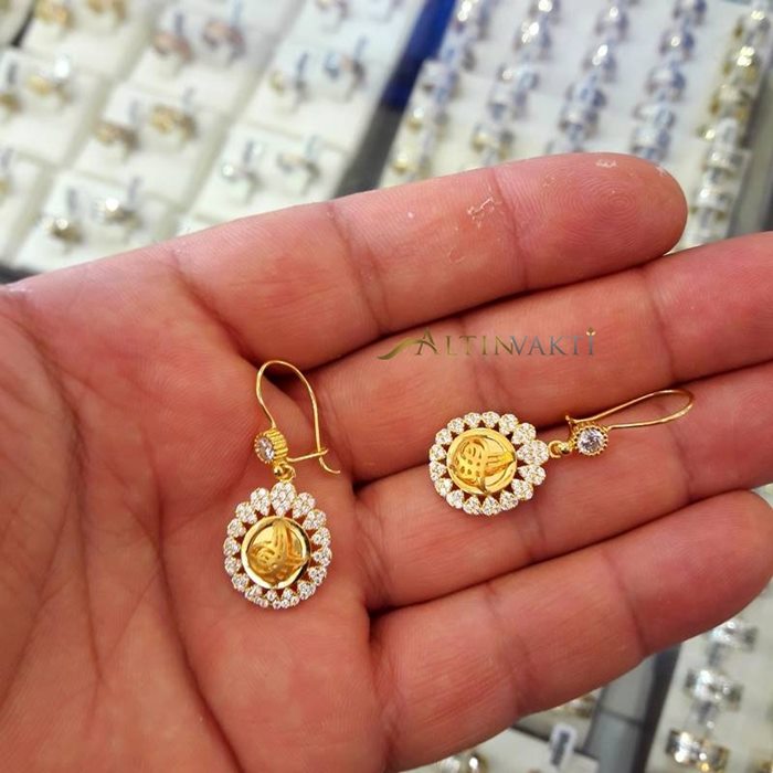 Damla Taşlarla Süslü 14 Ayar Altın Sallanan Tuğralı Küpe 1,164.45 TL