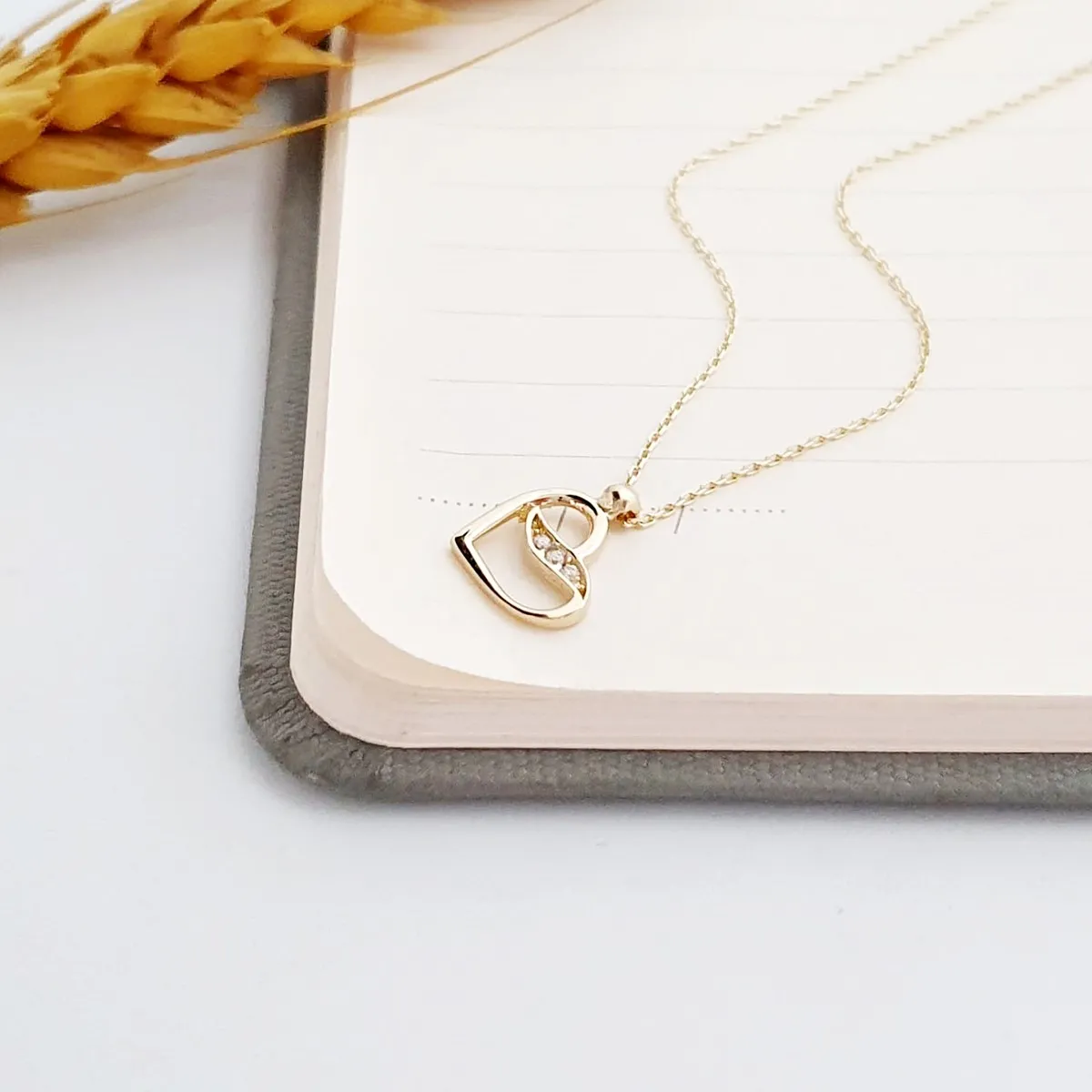 Minimal Yaprak Figürlü Kalp Altın Kolye KL13210