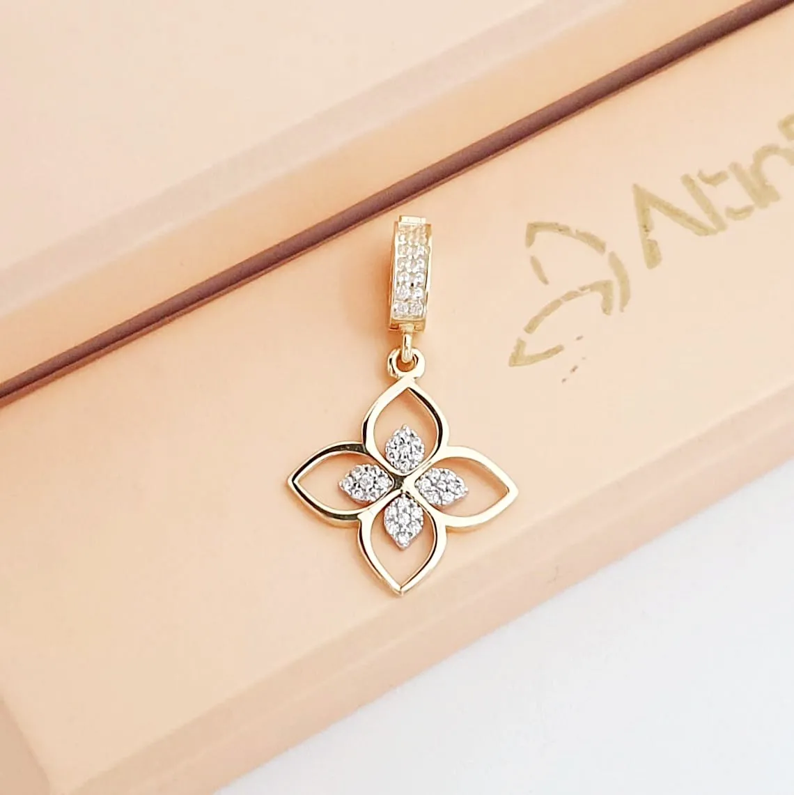 Taşlı Alhambra Yonca Altın Kilitli Charm KL12869 - Altın Plaza
